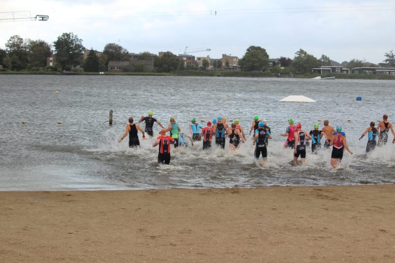Stormachtig weer bij de 1/24 triathlonwedstrijd